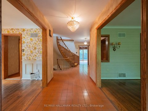Photo 2 at 68 Pinnacle Road, Windfields, Toronto