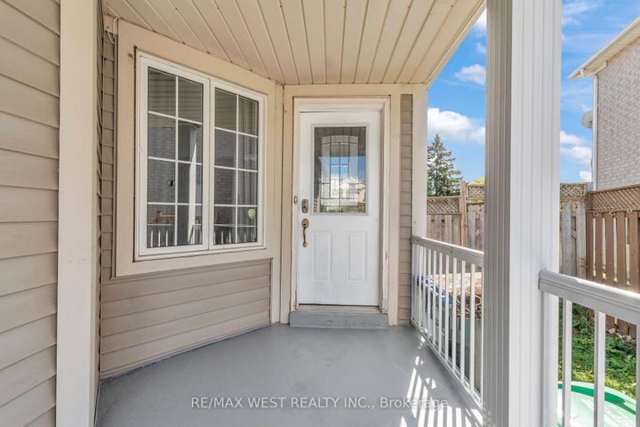 Photo 4 at 32 Weather Vane Lane, Fletcher's Creek Village, Brampton