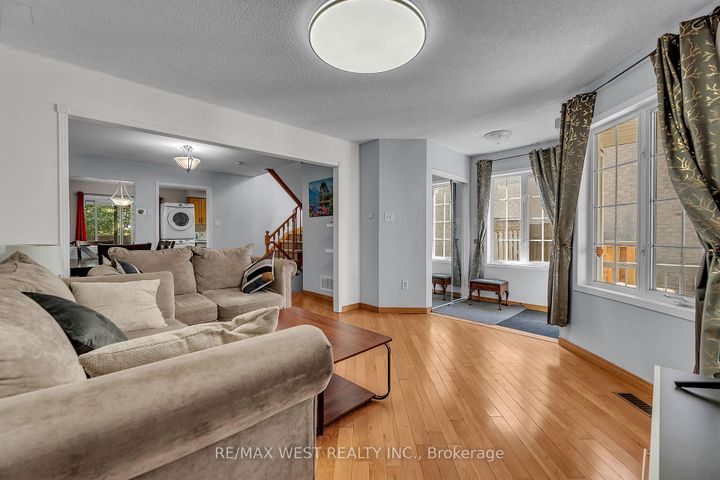 Photo 5 at 32 Weather Vane Lane, Fletcher's Creek Village, Brampton
