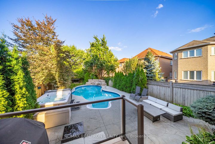 Photo 2 at 565 Thornhill Woods Drive, Patterson, Vaughan