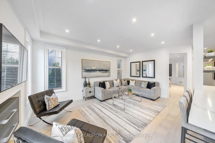 Photo 14 at 565 Thornhill Woods Drive, Patterson, Vaughan
