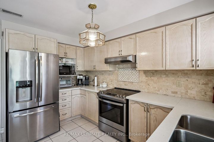 Photo 1 at 961 Focal Road, East Credit, Mississauga