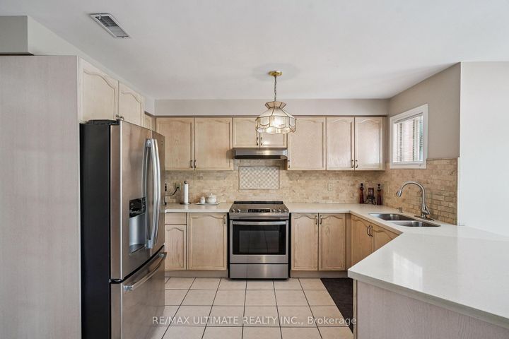 Photo 2 at 961 Focal Road, East Credit, Mississauga