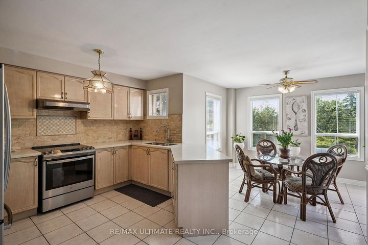 Photo 3 at 961 Focal Road, East Credit, Mississauga