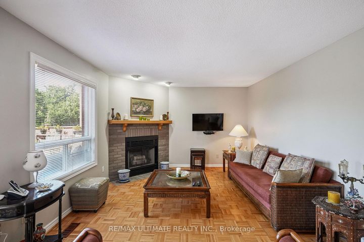 Photo 5 at 961 Focal Road, East Credit, Mississauga