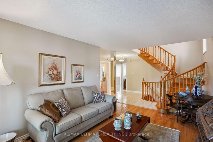 Photo 8 at 961 Focal Road, East Credit, Mississauga