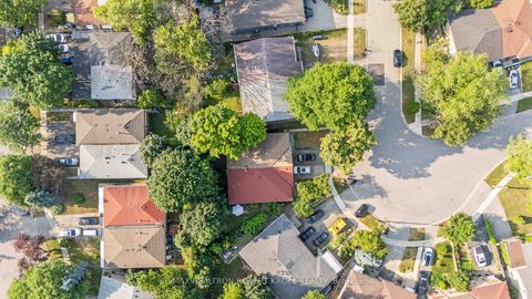 Photo 3 at 92 Elise Terrace, Newtonbrook West, Toronto