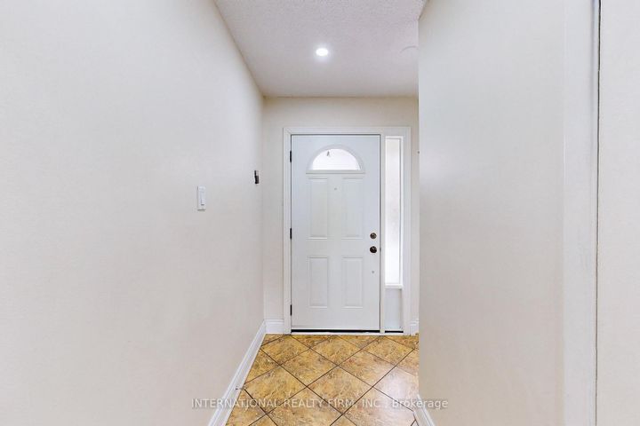Photo 2 at 62 - 60 Hanson Road, Fairview, Mississauga