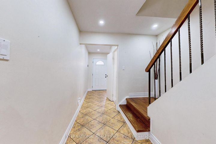 Photo 3 at 62 - 60 Hanson Road, Fairview, Mississauga