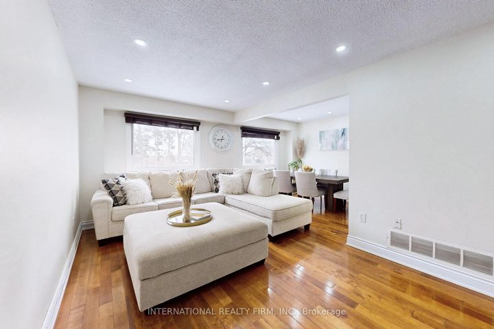 Photo 4 at 62 - 60 Hanson Road, Fairview, Mississauga