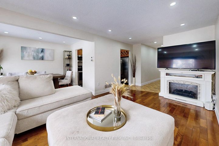 Photo 7 at 62 - 60 Hanson Road, Fairview, Mississauga