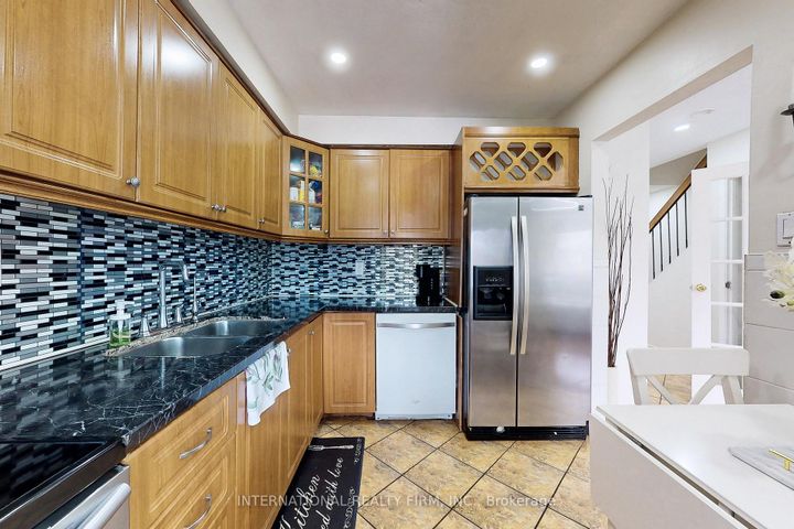 Photo 8 at 62 - 60 Hanson Road, Fairview, Mississauga