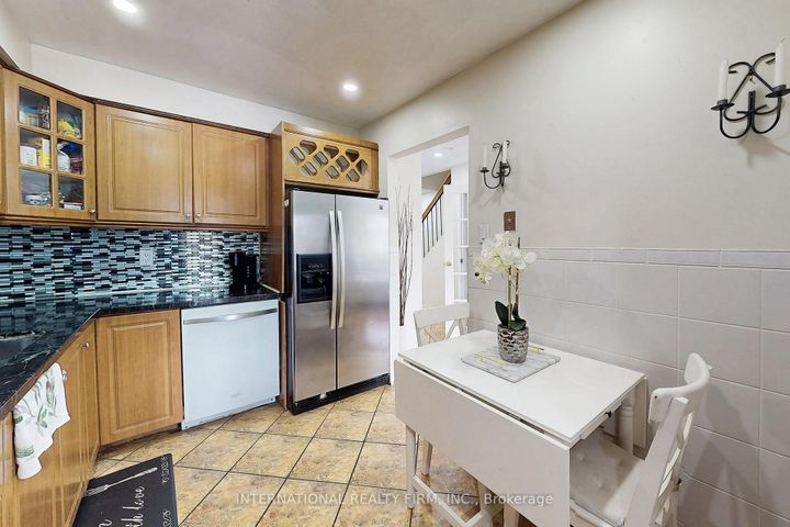 Photo 9 at 62 - 60 Hanson Road, Fairview, Mississauga