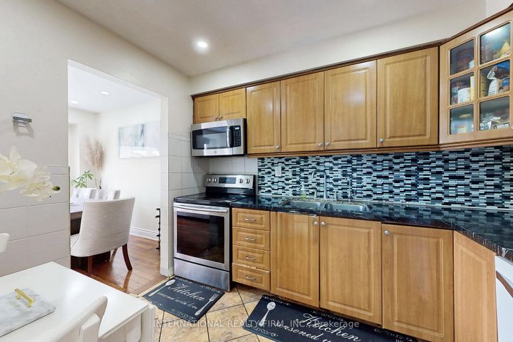 Photo 11 at 62 - 60 Hanson Road, Fairview, Mississauga