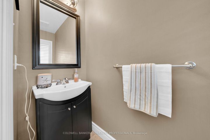 Photo 6 at 37 Meadow Wood Crescent, Stoney Creek Mountain, Hamilton