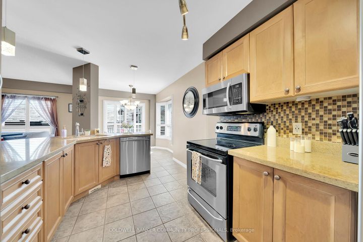 Photo 8 at 37 Meadow Wood Crescent, Stoney Creek Mountain, Hamilton