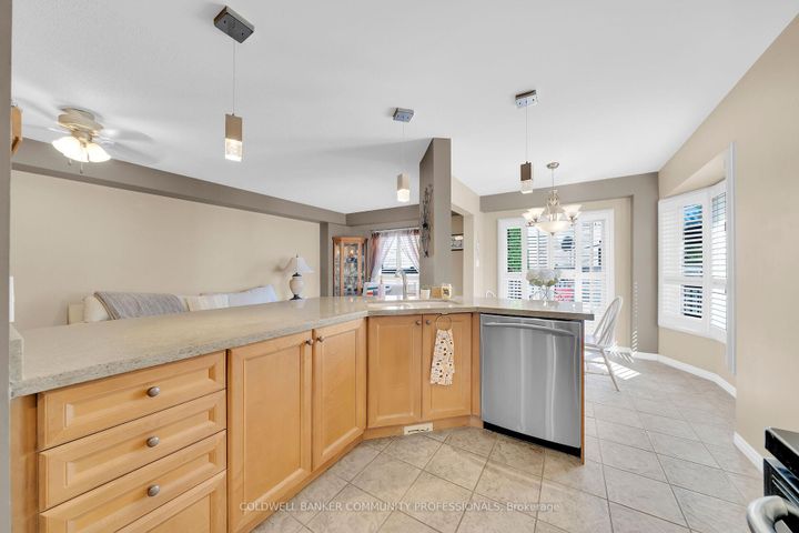 Photo 9 at 37 Meadow Wood Crescent, Stoney Creek Mountain, Hamilton