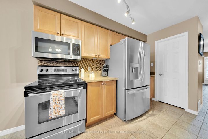 Photo 10 at 37 Meadow Wood Crescent, Stoney Creek Mountain, Hamilton