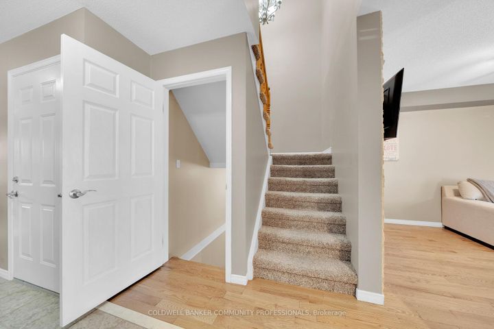 Photo 17 at 37 Meadow Wood Crescent, Stoney Creek Mountain, Hamilton