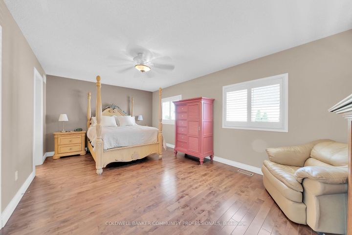 Photo 19 at 37 Meadow Wood Crescent, Stoney Creek Mountain, Hamilton