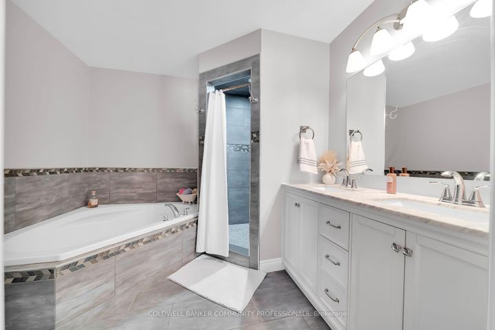 Photo 22 at 37 Meadow Wood Crescent, Stoney Creek Mountain, Hamilton