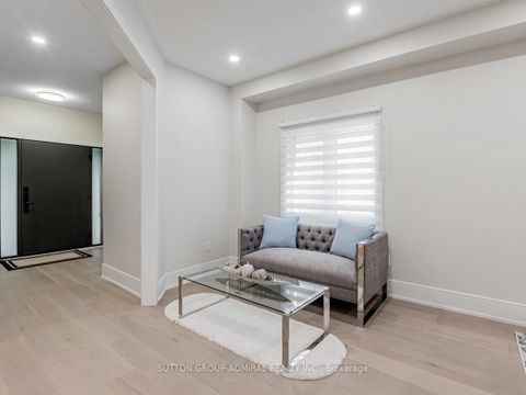 Photo 4 at 109 Barli Crescent, Patterson, Vaughan