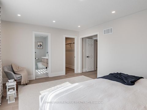 Photo 15 at 109 Barli Crescent, Patterson, Vaughan