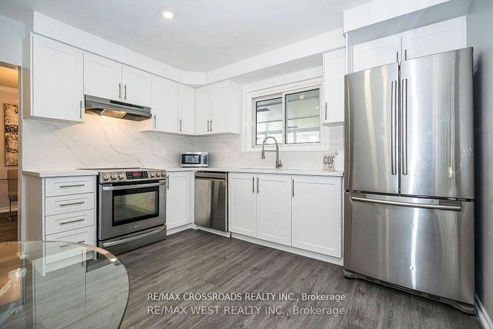 Photo 8 at 128 Avondale Boulevard, Avondale, Brampton