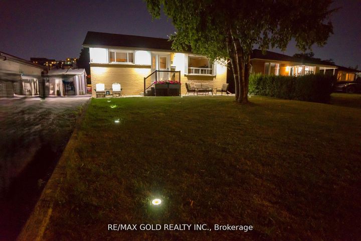 Photo 1 at 9 Ashwood Crescent, Avondale, Brampton