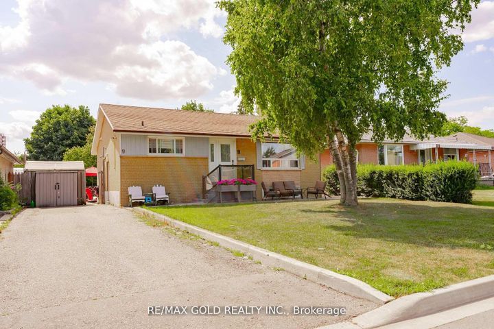 Photo 2 at 9 Ashwood Crescent, Avondale, Brampton