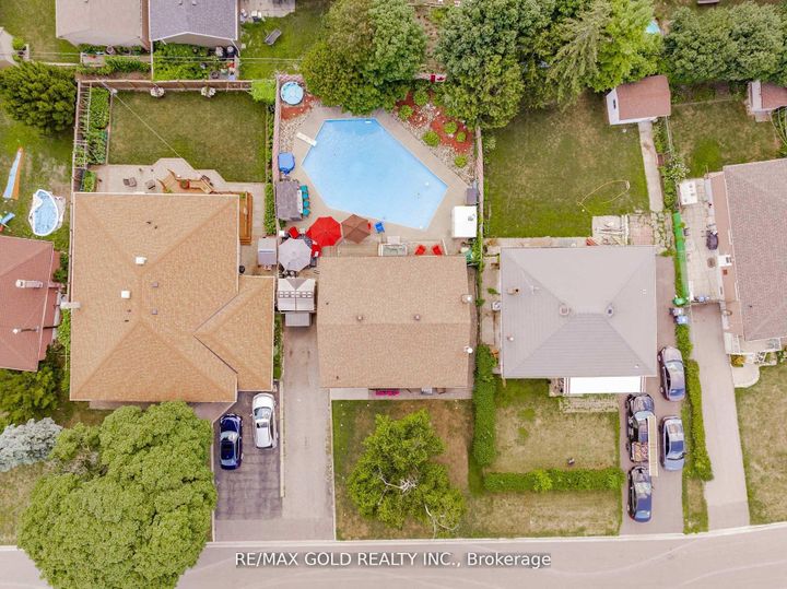Photo 3 at 9 Ashwood Crescent, Avondale, Brampton