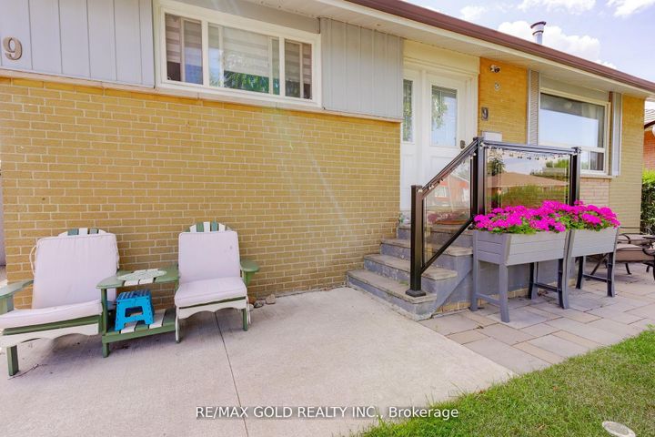 Photo 4 at 9 Ashwood Crescent, Avondale, Brampton