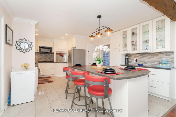 Photo 11 at 9 Ashwood Crescent, Avondale, Brampton