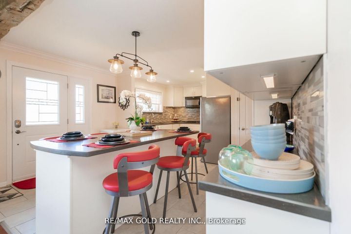 Photo 12 at 9 Ashwood Crescent, Avondale, Brampton