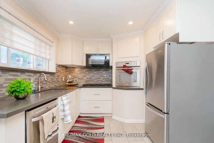 Photo 13 at 9 Ashwood Crescent, Avondale, Brampton