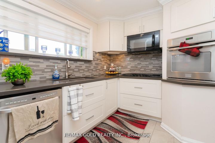 Photo 14 at 9 Ashwood Crescent, Avondale, Brampton