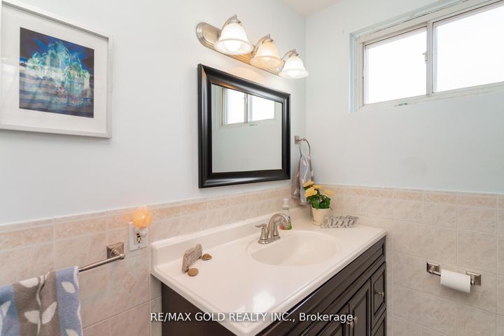 Photo 21 at 9 Ashwood Crescent, Avondale, Brampton
