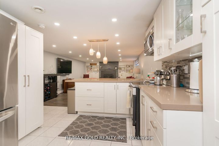 Photo 25 at 9 Ashwood Crescent, Avondale, Brampton