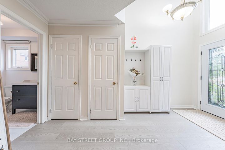 Photo 4 at 2524 Paula Court, Sheridan, Mississauga