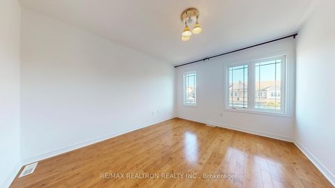 Photo 26 at 82 Sir Sanford Fleming Way, Patterson, Vaughan