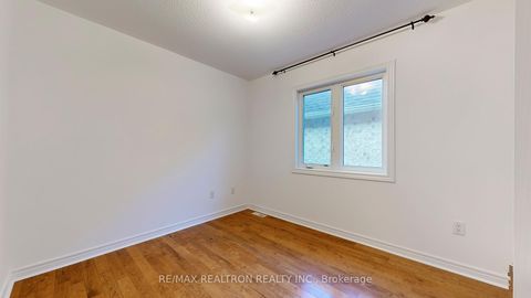 Photo 31 at 82 Sir Sanford Fleming Way, Patterson, Vaughan