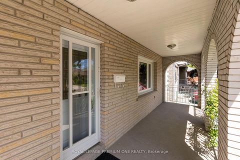 Photo 4 at 130 Jay Street, Maple Leaf, Toronto