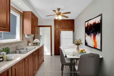 Photo 5 at 130 Jay Street, Maple Leaf, Toronto