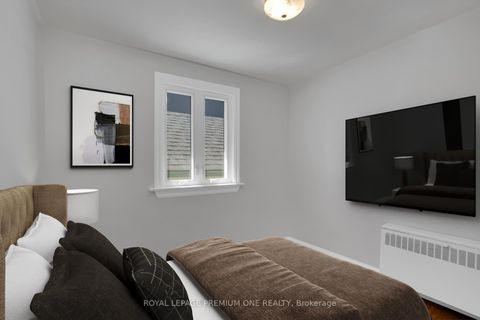 Photo 14 at 130 Jay Street, Maple Leaf, Toronto