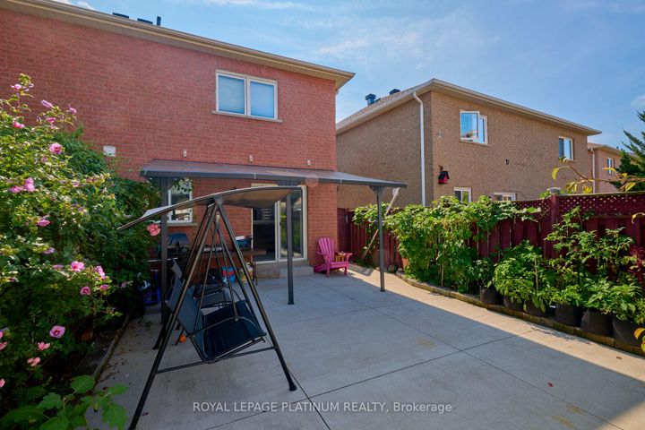 Photo 2 at 919 Marygrace Court, East Credit, Mississauga