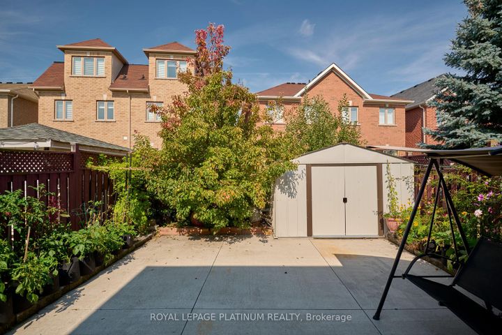 Photo 3 at 919 Marygrace Court, East Credit, Mississauga