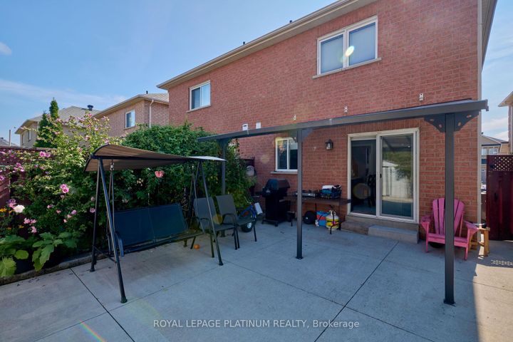 Photo 4 at 919 Marygrace Court, East Credit, Mississauga