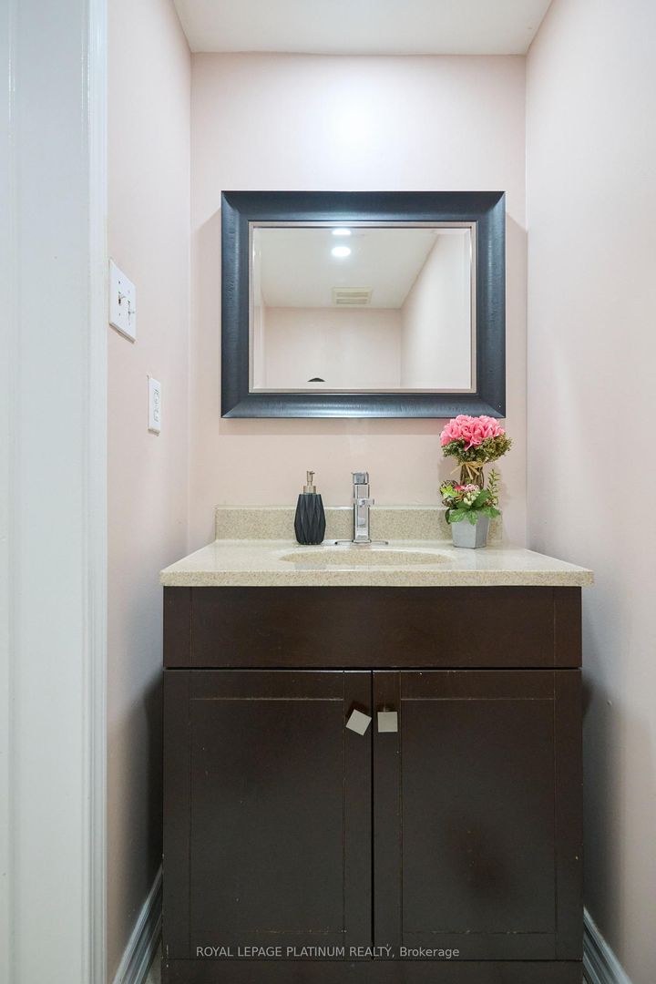 Photo 6 at 919 Marygrace Court, East Credit, Mississauga