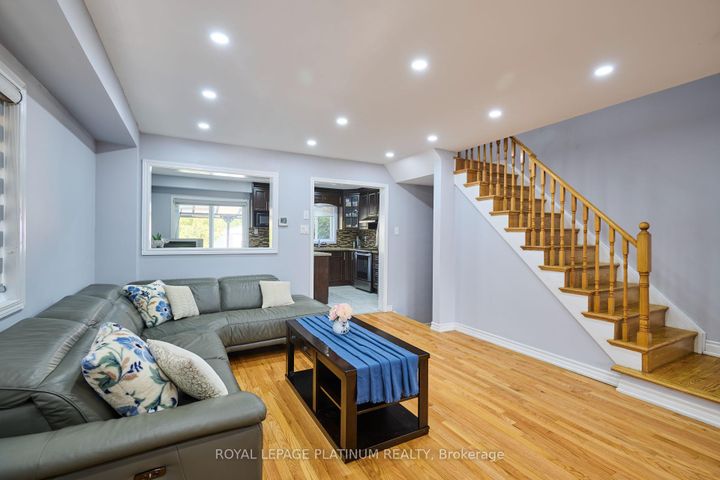 Photo 7 at 919 Marygrace Court, East Credit, Mississauga