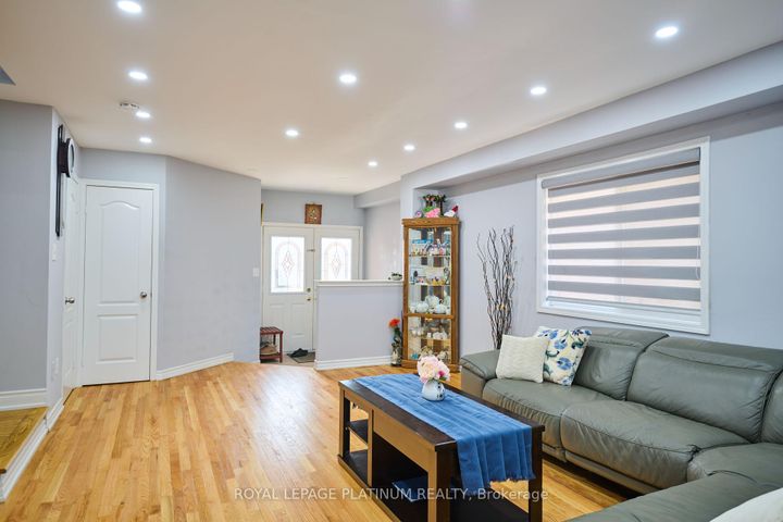 Photo 8 at 919 Marygrace Court, East Credit, Mississauga